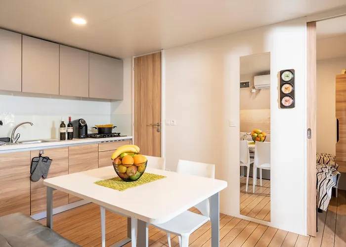 Mobile Homes Azzurro ロヴィニ